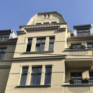 zwieńczenie elewacji kamienica maleckiego