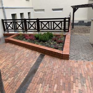 zagospodarowanie podwórka cegła idrewno